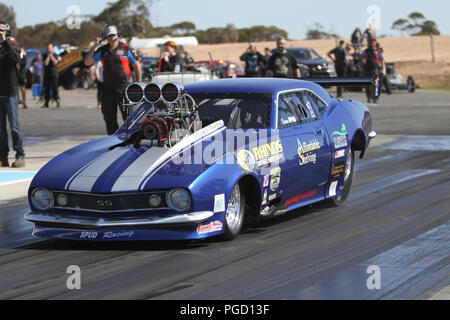 Mildura, Victoria, Australie. 25 août 2018. Justin Russell conduisant sa Camero Chev 540 pour gagner le haut du support de l'éliminateur. Credit : brett keating/Alamy Live News Banque D'Images