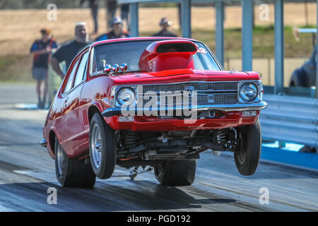 Mildura, Victoria, Australie. 25 août 2018. Paul Roberts au volant de sa Holden Torana LC dans le support du gaz. Credit : brett keating/Alamy Live News Banque D'Images