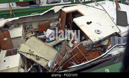 Brême, Allemagne. Août 25, 2018. Un bateau sportif détruit par une explosion se trouve dans le port de Bremen-Hemelingen. Dans l'explosion, l'un a été grièvement blessé et un autre a été tué. Crédit : -/nonstopnews/dpa/Alamy Live News Banque D'Images