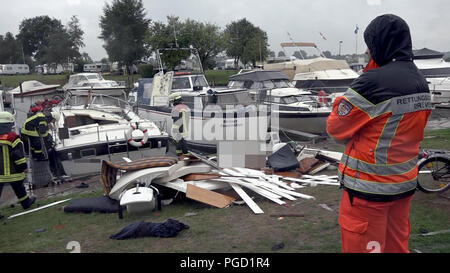 Brême, Allemagne. Août 25, 2018. Un bateau sportif détruit par une explosion se trouve dans le port de Bremen-Hemelingen. Dans l'explosion, l'un a été grièvement blessé et un autre a été tué. Crédit : -/nonstopnews/dpa/Alamy Live News Banque D'Images