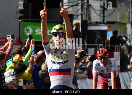 Merzig, Allemagne. Août 25, 2018. Randonnée à vélo, l'UCI, Europeanseries Allemagne Tour, Trèves - Merzig (177, 00 km), Stade 3 : Matej Mohoric (l) de l'équipe de Slovénie du Bahrain-Merida cheers avant le second, Nils Politt de Allemagne de l'équipe Katusha Alpecin. Crédit : Bernd Thissen/dpa/Alamy Live News Banque D'Images