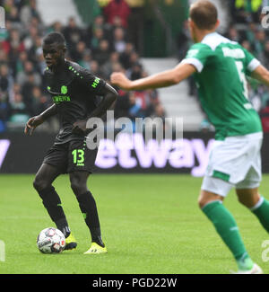 Brême, Allemagne. Août 25, 2018. Football, Bundesliga, 1ère Spieltag, Werder Brême vs Hanovre 96 dans le stade Weserstadion de Brême. Ihlas Bebou de Hanovre sur le ballon. Credit : Carmen Jaspersen/DPA - AVIS IMPORTANT : DFL règlement interdit toute utilisation des photographies comme des séquences d'images et/ou quasi-vidéo./dpa/Alamy Live News Banque D'Images