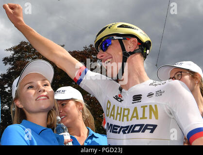 Merzig, Allemagne. Août 25, 2018. Randonnée à vélo, l'UCI, Europeanseries Allemagne Tour, Trèves - Merzig (177, 00 km), Étape 3 : à partir de la Slovénie de Matej Mohoric Bahrain-Merida équipe célèbre la victoire d'étape et l'ensemble de l'entraîner à l'arrivée. Crédit : Bernd Thissen/dpa/Alamy Live News Banque D'Images