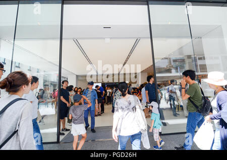 Shoppers entrez l'Apple Store de Kyoto sur la première journée de travail le 25 août, 2018. Banque D'Images