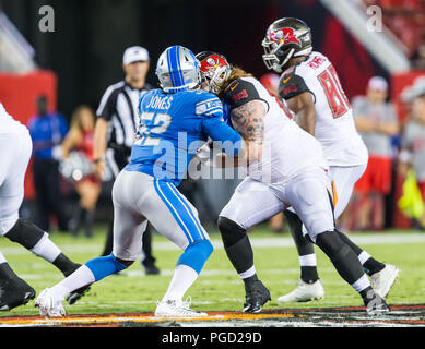 24 août 2018 - Tampa Bay Buccaneers garde offensive Ryan Jensen (66) blocs Detroit Lions de secondeur Christian Jones (52), dans le jeu entre les Lions de Détroit et les Tampa Bay Buccaneers chez Raymond James Stadium de Tampa, Floride. Del Mecum/CSM Banque D'Images