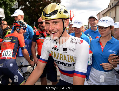 Merzig, Allemagne. Août 25, 2018. Randonnée à vélo, l'UCI, Europeanseries Allemagne Tour, Trèves - Merzig (177, 00 km), l'étape 3. Matej Mohoric de Slovénie du Bahrain-Merida est ravi après sa victoire d'étape et de l'ensemble du plomb. Credit : Harald Tittel/dpa/Alamy Live News Banque D'Images