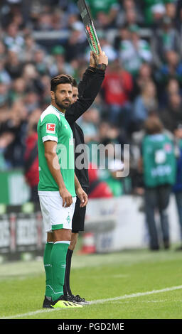Brême, Allemagne. Août 25, 2018. Football, Bundesliga, 1ère Spieltag, Werder Brême vs Hanovre 96 dans le stade Weserstadion de Brême. Le Werder Claudio Pizarro est remplacé. Credit : Carmen Jaspersen/DPA - AVIS IMPORTANT : DFL règlement interdit toute utilisation des photographies comme des séquences d'images et/ou quasi-vidéo./dpa/Alamy Live News Banque D'Images