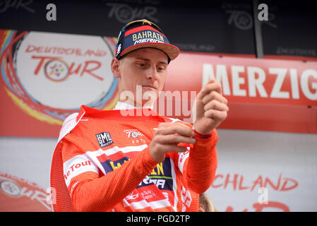 Merzig, Allemagne. Août 25, 2018. Randonnée à vélo, l'UCI, Europeanseries Allemagne Tour, Trèves - Merzig (177, 00 km), l'étape 3. À partir de la Slovénie de Matej Mohoric Bahrain-Merida équipe porte le maillot rouge de l'ensemble le meilleur. Credit : Harald Tittel/dpa/Alamy Live News Banque D'Images