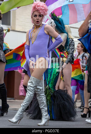 Cardiff, Royaume-Uni. 25 août 2018. Le défilé de la fierté 2018 Cymru à Cardiff qui a enfourché St Mary's Street et Raglan Street dans le centre-ville. © Photo Matthieu Lofthouse - Photographe indépendant Crédit : Matthieu Lofthouse/Alamy Live News Banque D'Images