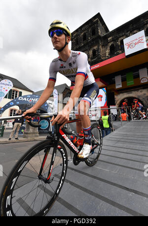 Merzig, Allemagne. Août 25, 2018. Randonnée à vélo, l'UCI, Europeanseries Allemagne Tour, Trèves - Merzig (177, 00 km), l'étape 3. À partir de la Slovénie de Matej Mohoric Bahrain-Merida Équipe sort des Statrampe Crédit : Bernd Thissen/dpa/Alamy Live News Banque D'Images