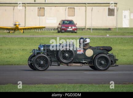 Dunsfold Park, Surrey, UK. 25 août, 2018. Week-end de l'aviation et de l'iconique show automobile à Dunsfold dispose de démonstrations en vol et moderne, classique & supercars. Les changements climatiques peuvent limiter les activités sur Dimanche 26 août, de fortes pluies sont prévues. Credit : Malcolm Park/Alamy Live News. Banque D'Images