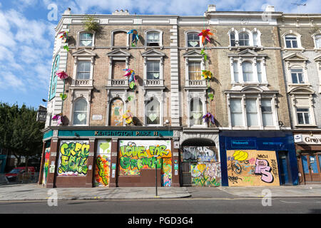 Londres, Royaume-Uni. 25 août, 2018. Les résidents et les entreprises locales dans Notting Hill ont leurs biens à bord jusqu'à l'avant du carnaval au cours de week-end férié. Crédit : Guy Josse/Alamy Live News Banque D'Images