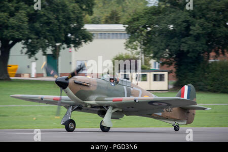 Dunsfold Park, Surrey, UK. 25 août, 2018. Week-end de l'aviation et de l'iconique show automobile à Dunsfold dispose de démonstrations en vol et moderne, classique & supercars. Les changements climatiques peuvent freiner les activités de vol peut le dimanche 26 août, de fortes pluies sont prévues. Credit : Malcolm Park/Alamy Live News. Banque D'Images