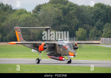 Dunsfold Park, Surrey, UK. 25 août, 2018. Week-end de l'aviation et de l'iconique show automobile à Dunsfold dispose de démonstrations en vol et moderne, classique & supercars. Les changements climatiques peuvent freiner les activités de vol peut le dimanche 26 août, de fortes pluies sont prévues. Credit : Malcolm Park/Alamy Live News. Banque D'Images