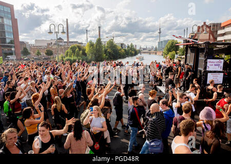 25 août 2018, l'Allemagne, Berlin : la procession de la musique de démo "Zug der Liebe" (lit. train de l'amour) traverse la rivière Spree sur le Schilingbrücke. Photo : Christoph Soeder/dpa Banque D'Images