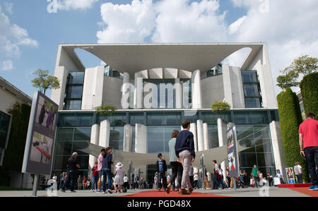 25 août 2018, l'Allemagne, Berlin : les visiteurs de la journée portes ouvertes du gouvernement fédéral à pied sur un tapis rouge dans la cour intérieure de la chancellerie fédérale. Photo : Paul Zinken/dpa Banque D'Images