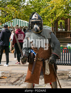 Haddington, Ecosse, Royaume-Uni. 25 août 2018. 700 Haddington médiévale Fête grand jour, la Journée médiévale est le point culminant de Haddington 700 événements qui ont lieu en 2018 pour célébrer l'octroi d'une charte de robert le Bruce à la commune en 1318, confirmant l'Haddington droit de tenir un marché et recueillir des douanes. Les événements dans toute la ville du marché : un défilé. Un homme habillé comme un chevalier médiéval avec un bascinet pigface casque et d'une épée Banque D'Images