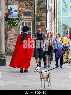 Haddington, Ecosse, Royaume-Uni. 25 août 2018. 700 Haddington médiévale Fête grand jour, la Journée médiévale est le point culminant de Haddington 700 événements qui ont lieu en 2018 pour célébrer l'octroi d'une charte de robert le Bruce à la commune en 1318, confirmant l'Haddington droit de tenir un marché et recueillir des douanes. Un homme habillé en costume médiéval accueille les passants Banque D'Images