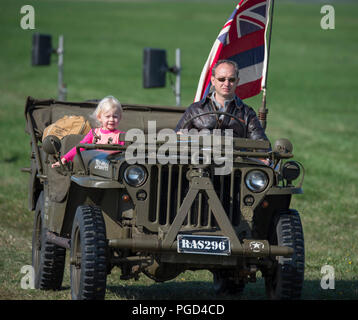 Dunsfold Park, Surrey, UK. 25 août, 2018. Week-end de l'aviation et de l'iconique show automobile à Dunsfold dispose de démonstrations en vol et moderne, classique & supercars. Les changements climatiques peuvent freiner les activités de vol peut le dimanche 26 août, de fortes pluies sont prévues. Le défilé de véhicules militaires dispose d'une variété de camions, d'armures et les voitures du personnel depuis 1940. Credit : Malcolm Park/Alamy Live News. Banque D'Images