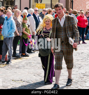 Haddington, Ecosse, Royaume-Uni. 25 août 2018. 700 Haddington médiévale Fête grand jour, la Journée médiévale est le point culminant de Haddington 700 événements qui ont lieu en 2018 pour célébrer l'octroi d'une charte de robert le Bruce à la commune en 1318, confirmant l'Haddington droit de tenir un marché et recueillir des douanes. Une femme et homme habillé en costume au début de la parade Banque D'Images