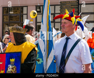 Haddington, Ecosse, Royaume-Uni. 25 août 2018. 700 Haddington médiévale Fête grand jour, la Journée médiévale est le point culminant de Haddington 700 événements qui ont lieu en 2018 pour célébrer l'octroi d'une charte de robert le Bruce à la commune en 1318, confirmant l'Haddington droit de tenir un marché et recueillir des douanes. Le défilé commence à se former avec un chef portant un chapeau de bouffon et personnes en costume Banque D'Images