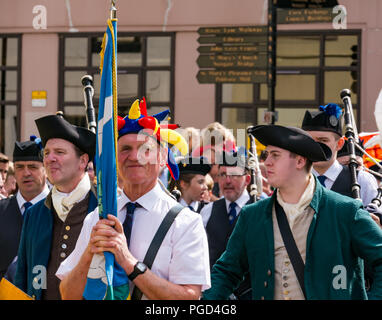 Haddington, Ecosse, Royaume-Uni. 25 août 2018. 700 Haddington médiévale Fête grand jour, la Journée médiévale est le point culminant de Haddington 700 événements qui ont lieu en 2018 pour célébrer l'octroi d'une charte de robert le Bruce à la commune en 1318, confirmant l'Haddington droit de tenir un marché et recueillir des douanes. Haddington Pipe Band mener la parade Banque D'Images