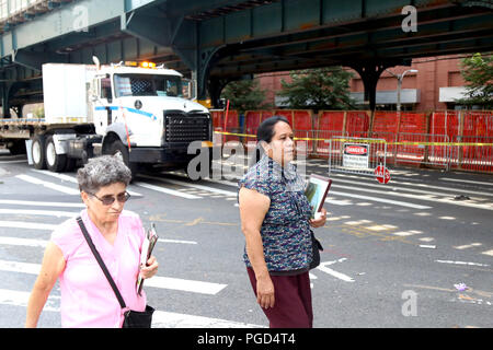 25 août 2018 - New York City, New York, États-Unis - Le Metropolitan Transit Authority (MTA) des décennies d'échec avec l'entretien préventif avait abouti à un système de transport dégradées dans la ville de New York. Depuis quelques années, le MTA s'est engagé dans un programme de réparation rapide de rattraper ce qui entraîne des perturbations en semaine de plusieurs lignes de train. En outre, les navetteurs week-end se heurtent à de graves perturbations à l'échelle de la ville, rendant les déplacements difficiles pour les automobilistes, cyclistes et piétons métro. Le week-end du 25 août 2018, dix-sept (17) lignes de métro ont été touchés, affectant des centaines de milliers commuter Banque D'Images