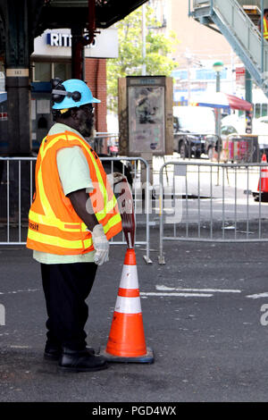 25 août 2018 - New York City, New York, États-Unis - Le Metropolitan Transit Authority (MTA) des décennies d'échec avec l'entretien préventif avait abouti à un système de transport dégradées dans la ville de New York. Depuis quelques années, le MTA s'est engagé dans un programme de réparation rapide de rattraper ce qui entraîne des perturbations en semaine de plusieurs lignes de train. En outre, les navetteurs week-end se heurtent à de graves perturbations à l'échelle de la ville, rendant les déplacements difficiles pour les automobilistes, cyclistes et piétons métro. Le week-end du 25 août 2018, dix-sept (17) lignes de métro ont été touchés, affectant des centaines de milliers commuter Banque D'Images