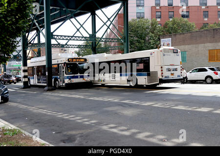 25 août 2018 - New York City, New York, États-Unis - Le Metropolitan Transit Authority (MTA) des décennies d'échec avec l'entretien préventif avait abouti à un système de transport dégradées dans la ville de New York. Depuis quelques années, le MTA s'est engagé dans un programme de réparation rapide de rattraper ce qui entraîne des perturbations en semaine de plusieurs lignes de train. En outre, les navetteurs week-end se heurtent à de graves perturbations à l'échelle de la ville, rendant les déplacements difficiles pour les automobilistes, cyclistes et piétons métro. Le week-end du 25 août 2018, dix-sept (17) lignes de métro ont été touchés, affectant des centaines de milliers commuter Banque D'Images