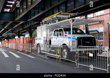 25 août 2018 - New York City, New York, États-Unis - Le Metropolitan Transit Authority (MTA) des décennies d'échec avec l'entretien préventif avait abouti à un système de transport dégradées dans la ville de New York. Depuis quelques années, le MTA s'est engagé dans un programme de réparation rapide de rattraper ce qui entraîne des perturbations en semaine de plusieurs lignes de train. En outre, les navetteurs week-end se heurtent à de graves perturbations à l'échelle de la ville, rendant les déplacements difficiles pour les automobilistes, cyclistes et piétons métro. Le week-end du 25 août 2018, dix-sept (17) lignes de métro ont été touchés, affectant des centaines de milliers commuter Banque D'Images