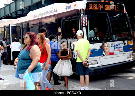 25 août 2018 - New York City, New York, États-Unis - Le Metropolitan Transit Authority (MTA) des décennies d'échec avec l'entretien préventif avait abouti à un système de transport dégradées dans la ville de New York. Depuis quelques années, le MTA s'est engagé dans un programme de réparation rapide de rattraper ce qui entraîne des perturbations en semaine de plusieurs lignes de train. En outre, les navetteurs week-end se heurtent à de graves perturbations à l'échelle de la ville, rendant les déplacements difficiles pour les automobilistes, cyclistes et piétons métro. Le week-end du 25 août 2018, dix-sept (17) lignes de métro ont été touchés, affectant des centaines de milliers commuter Banque D'Images