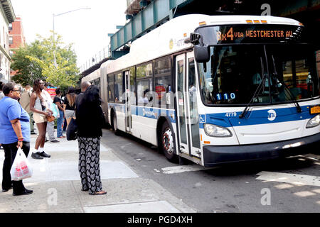 25 août 2018 - New York City, New York, États-Unis - Le Metropolitan Transit Authority (MTA) des décennies d'échec avec l'entretien préventif avait abouti à un système de transport dégradées dans la ville de New York. Depuis quelques années, le MTA s'est engagé dans un programme de réparation rapide de rattraper ce qui entraîne des perturbations en semaine de plusieurs lignes de train. En outre, les navetteurs week-end se heurtent à de graves perturbations à l'échelle de la ville, rendant les déplacements difficiles pour les automobilistes, cyclistes et piétons métro. Le week-end du 25 août 2018, dix-sept (17) lignes de métro ont été touchés, affectant des centaines de milliers commuter Banque D'Images