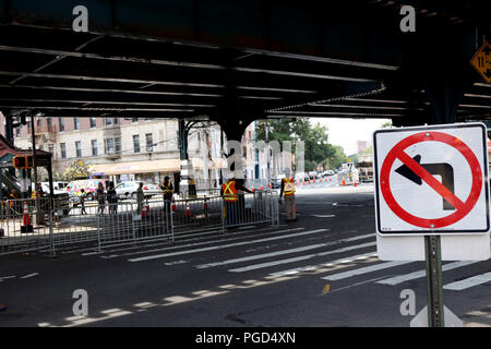 25 août 2018 - New York City, New York, États-Unis - Le Metropolitan Transit Authority (MTA) des décennies d'échec avec l'entretien préventif avait abouti à un système de transport dégradées dans la ville de New York. Depuis quelques années, le MTA s'est engagé dans un programme de réparation rapide de rattraper ce qui entraîne des perturbations en semaine de plusieurs lignes de train. En outre, les navetteurs week-end se heurtent à de graves perturbations à l'échelle de la ville, rendant les déplacements difficiles pour les automobilistes, cyclistes et piétons métro. Le week-end du 25 août 2018, dix-sept (17) lignes de métro ont été touchés, affectant des centaines de milliers commuter Banque D'Images