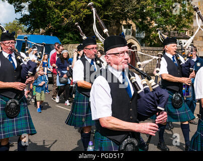 Haddington, Ecosse, Royaume-Uni. 25 août 2018. 700 Haddington médiévale Fête grand jour, la Journée médiévale est le point culminant de Haddington 700 événements qui ont lieu en 2018 pour célébrer l'octroi d'une charte de robert le Bruce à la commune en 1318, confirmant l'Haddington droit de tenir un marché et recueillir des douanes. Les événements dans toute la ville du marché : un défilé. Haddington Pipe Band vêtus de kilts mener la parade dans les rues de la ville Banque D'Images