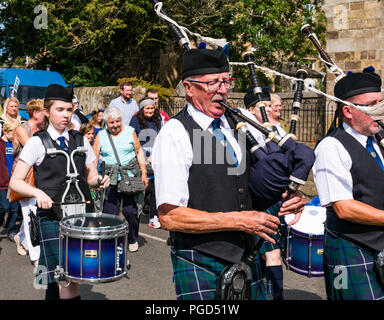 Haddington, Ecosse, Royaume-Uni. 25 août 2018. 700 Haddington médiévale Fête grand jour, la Journée médiévale est le point culminant de Haddington 700 événements qui ont lieu en 2018 pour célébrer l'octroi d'une charte de robert le Bruce à la commune en 1318, confirmant l'Haddington droit de tenir un marché et recueillir des douanes. Les événements dans toute la ville du marché : un défilé. Haddington Pipe Band vêtus de kilts mener la parade dans les rues de la ville Banque D'Images