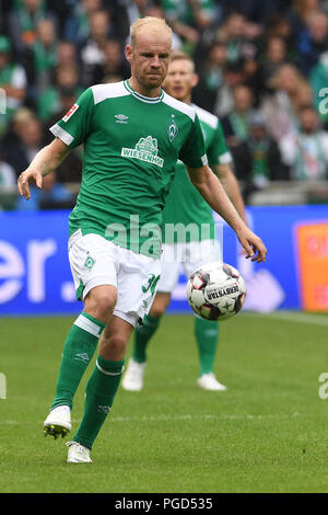 Brême, Allemagne. Août 25, 2018. Football, Bundesliga, 1ère Spieltag, Werder Brême vs Hanovre 96 dans le stade Weserstadion de Brême. Werders Davy Klaassen sur la balle. Credit : Carmen Jaspersen/DPA - AVIS IMPORTANT : DFL règlement interdit toute utilisation des photographies comme des séquences d'images et/ou quasi-vidéo./dpa/Alamy Live News Banque D'Images
