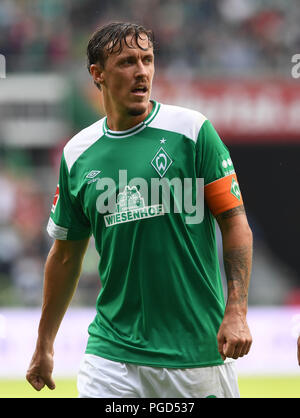 Brême, Allemagne. Août 25, 2018. Football, Bundesliga, 1ère Spieltag, Werder Brême vs Hanovre 96 dans le stade Weserstadion de Brême. Werders Max Kruse passe à la pause. Credit : Carmen Jaspersen/DPA - AVIS IMPORTANT : DFL règlement interdit toute utilisation des photographies comme des séquences d'images et/ou quasi-vidéo./dpa/Alamy Live News Banque D'Images