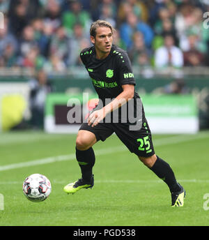 Brême, Allemagne. Août 25, 2018. Football, Bundesliga, 1ère Spieltag, Werder Brême vs Hanovre 96 dans le stade Weserstadion de Brême. Oliver du Hanovre inquiète de la balle. Credit : Carmen Jaspersen/DPA - AVIS IMPORTANT : DFL règlement interdit toute utilisation des photographies comme des séquences d'images et/ou quasi-vidéo./dpa/Alamy Live News Banque D'Images