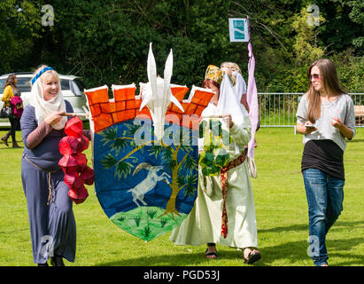 Haddington, Ecosse, Royaume-Uni. 25 août 2018. 700 Haddington médiévale Fête grand jour, la Journée médiévale est le point culminant de Haddington 700 événements qui ont lieu en 2018 pour célébrer l'octroi d'une charte de robert le Bruce à la commune en 1318, confirmant l'Haddington droit de tenir un marché et recueillir des douanes. Des femmes habillées en costume médiéval organiser une représentation d'Haddington, symbole qui est une chèvre Banque D'Images