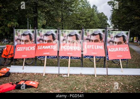 Munich, Bavière, Allemagne. Août 25, 2018. Des affiches relativement nouveau ministre-président de Bavière Markus Soeder ont été placés à l'Europaplatz. Soeder est connu pour avoir fait refugeeism est ''Tourisme d'asile'' (''Asyltourismus''). Sous la devise "le sauvetage n'est pas négociable'', plus de 1000 personnes sont descendues dans les rues de Munich pour exiger un arrêt à la mer d'incriminations sauvetages de réfugiés et migrants bloqués dans la mer Méditerranée. Changements récents dans les domaines de la politique, en particulier ceux découlant de la Bavière, Horst Seehofer, Salvini, Viktor Orban, la Hongrie et l'Autriche est Sebas Banque D'Images