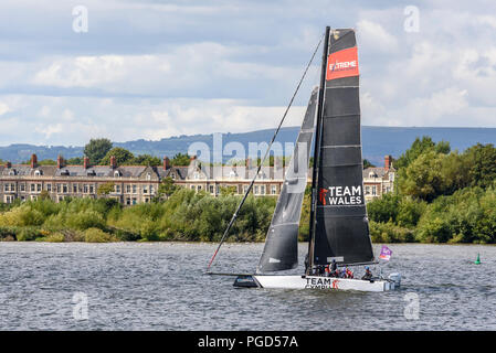 La baie de Cardiff, Pays de Galles, Royaume-Uni. 25 août 2018. Le catamaran de prendre part à l'Extreme Sailing Series à Cardiff Bay sur un jour nuageux et ensoleillé au Pays de Galles Crédit : Gary Parker/Alamy Live News Banque D'Images