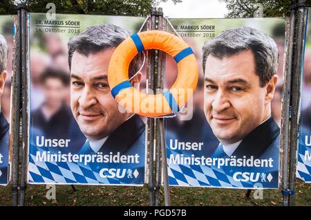 Munich, Bavière, Allemagne. Août 25, 2018. Des affiches relativement nouveau ministre-président de Bavière Markus Soeder ont été placés à l'Europaplatz. Soeder est connu pour avoir fait refugeeism est ''Tourisme d'asile'' (''Asyltourismus''). Sous la devise "le sauvetage n'est pas négociable'', plus de 1000 personnes sont descendues dans les rues de Munich pour exiger un arrêt à la mer d'incriminations sauvetages de réfugiés et migrants bloqués dans la mer Méditerranée. Changements récents dans les domaines de la politique, en particulier ceux découlant de la Bavière, Horst Seehofer, Salvini, Viktor Orban, la Hongrie et l'Autriche est Sebas Banque D'Images