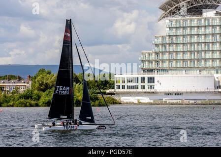 La baie de Cardiff, Pays de Galles, Royaume-Uni. 25 août 2018. Le catamaran de prendre part à l'Extreme Sailing Series à Cardiff Bay sur un jour nuageux et ensoleillé au Pays de Galles Crédit : Gary Parker/Alamy Live News Banque D'Images