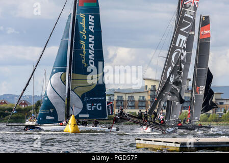 La baie de Cardiff, Pays de Galles, Royaume-Uni. 25 août 2018. Le catamaran de prendre part à l'Extreme Sailing Series à Cardiff Bay sur un jour nuageux et ensoleillé au Pays de Galles Crédit : Gary Parker/Alamy Live News Banque D'Images