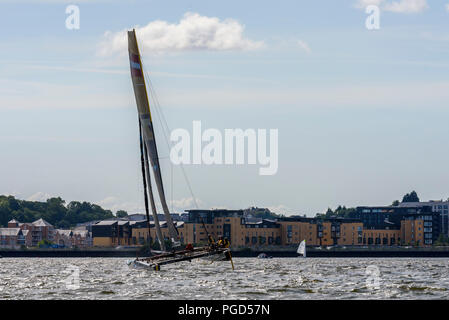 La baie de Cardiff, Pays de Galles, Royaume-Uni. 25 août 2018. Le catamaran de prendre part à l'Extreme Sailing Series à Cardiff Bay sur un jour nuageux et ensoleillé au Pays de Galles Crédit : Gary Parker/Alamy Live News Banque D'Images