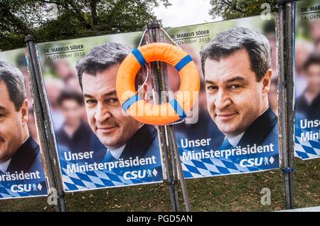 Munich, Bavière, Allemagne. Août 25, 2018. Des affiches relativement nouveau ministre-président de Bavière Markus Soeder ont été placés à l'Europaplatz. Soeder est connu pour avoir fait refugeeism est ''Tourisme d'asile'' (''Asyltourismus''). Sous la devise "le sauvetage n'est pas négociable'', plus de 1000 personnes sont descendues dans les rues de Munich pour exiger un arrêt à la mer d'incriminations sauvetages de réfugiés et migrants bloqués dans la mer Méditerranée. Changements récents dans les domaines de la politique, en particulier ceux découlant de la Bavière, Horst Seehofer, Salvini, Viktor Orban, la Hongrie et l'Autriche est Sebas Banque D'Images