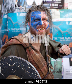 Edinburgh, Ecosse, Royaume-Uni. 25 août 2018. Royal Mile Edinburgh Fringe, le dernier samedi le soleil brillait sur la High Street et apporté la foule dehors pour les artistes de rue et des statues en leur donnant de bonnes audiences pour voir leurs compétences. Banque D'Images