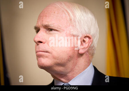 Phoenix, Arizona, USA. Août 30, 2007. Le sénateur américain, et d'espoir présidentiel républicain, John Mccain (R-AZ) promenades sur le podium lors d'une conférence de presse à l'amour International Ministries, une église évangélique chrétienne Latino à Phoenix. Le sénateur n'a pas répondre à des questions directes sur la situation financière de sa campagne, mais il n'a réitérer son soutien à la Loi de rêve (favorisée par de nombreux Hispaniques), la réforme fédérale de l'immigration et la montée de l'Iraq. Il a attaqué son adversaire démocrate sur la position de retrait de l'Iraq, en répétant qu'il pense que le "exhorte" travaille et a besoin de temps pour être (crédit Im Banque D'Images