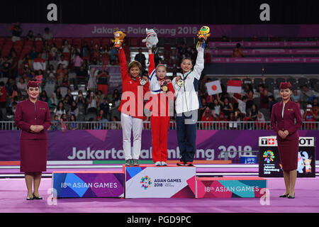 Jakarta, Indonésie. Credit : MATSUO. Août 24, 2018. (L-R) Rifda Irfanaluthfi (INA), Kim Su Jong (PRK), Shiho Nakaji (JPN) gymnastique artistique féminine : Victoire Sol cérémonie à JIEX Kemayoran Hall D pendant les Jeux asiatiques 2018 Palembang Jakarta à Jakarta, Indonésie. Credit : MATSUO .K/AFLO SPORT/Alamy Live News Banque D'Images