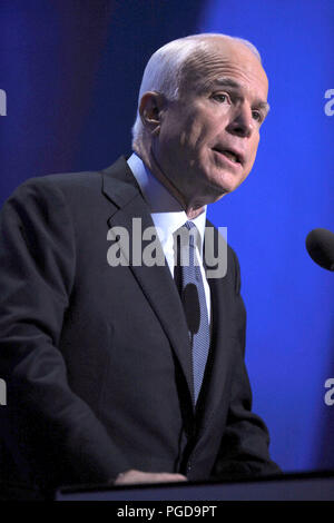 NEW YORK - 25 SEPTEMBRE : Sarah Palin, candidate à la vice-présidence républicaine, Cindy McCain, épouse du candidat présidentiel américain républicain John McCain et le révérend Jesse Jackson greet dignitaires lors de la Clinton Global Initiative réunion annuelle le 25 septembre 2008 à New York. Personnes : John McCain Banque D'Images